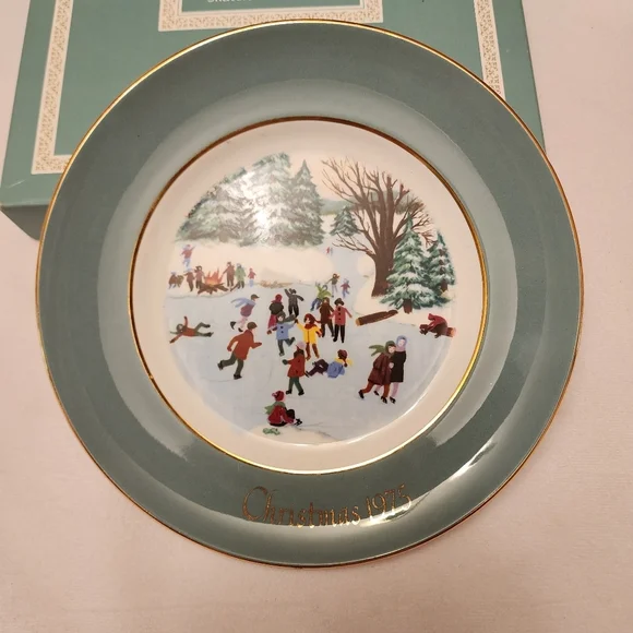 Avon Christmas Plate 1975 Skaters on the Pond - Picture 1 of 4